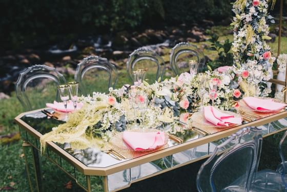table à manger miroir avec chaises claires