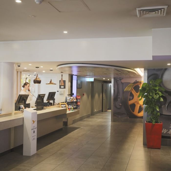 Reception with lobby space at Ibis Sydney Airport 