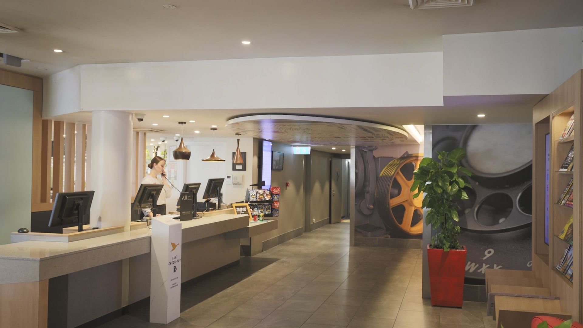 Reception with lobby space at Ibis Sydney Airport 