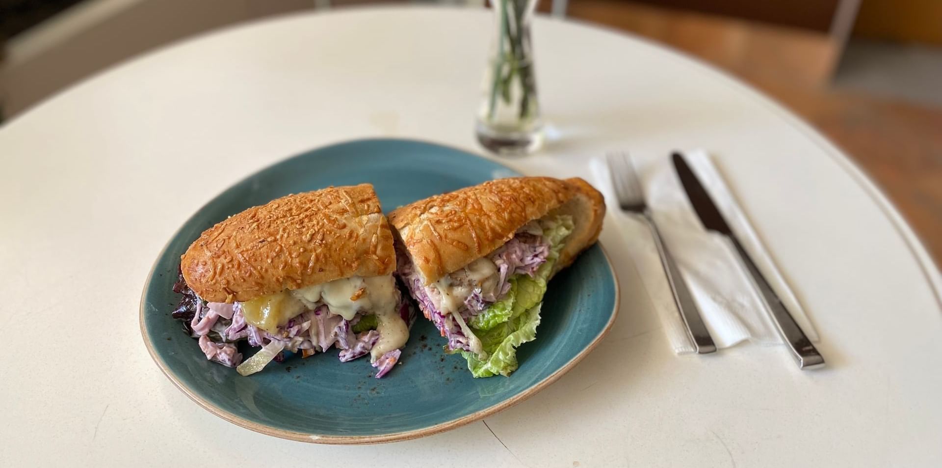 Un submarino en rodajas servido, Deli Gourmet Shop en Mundo Imperial