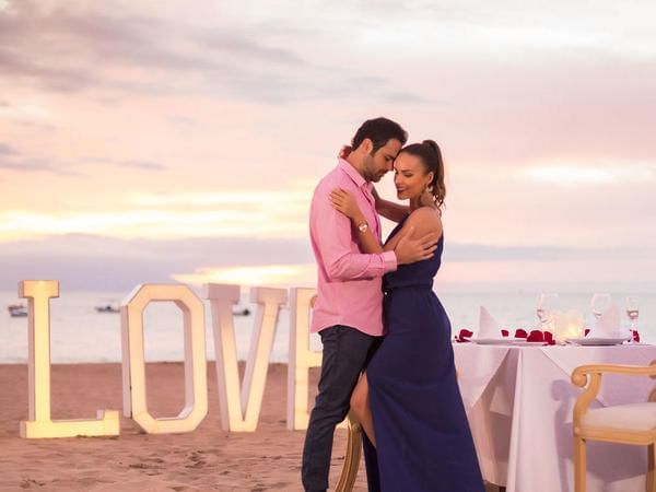 pareja en cena romantica al pie del mar organizado por Casa Dona Susana