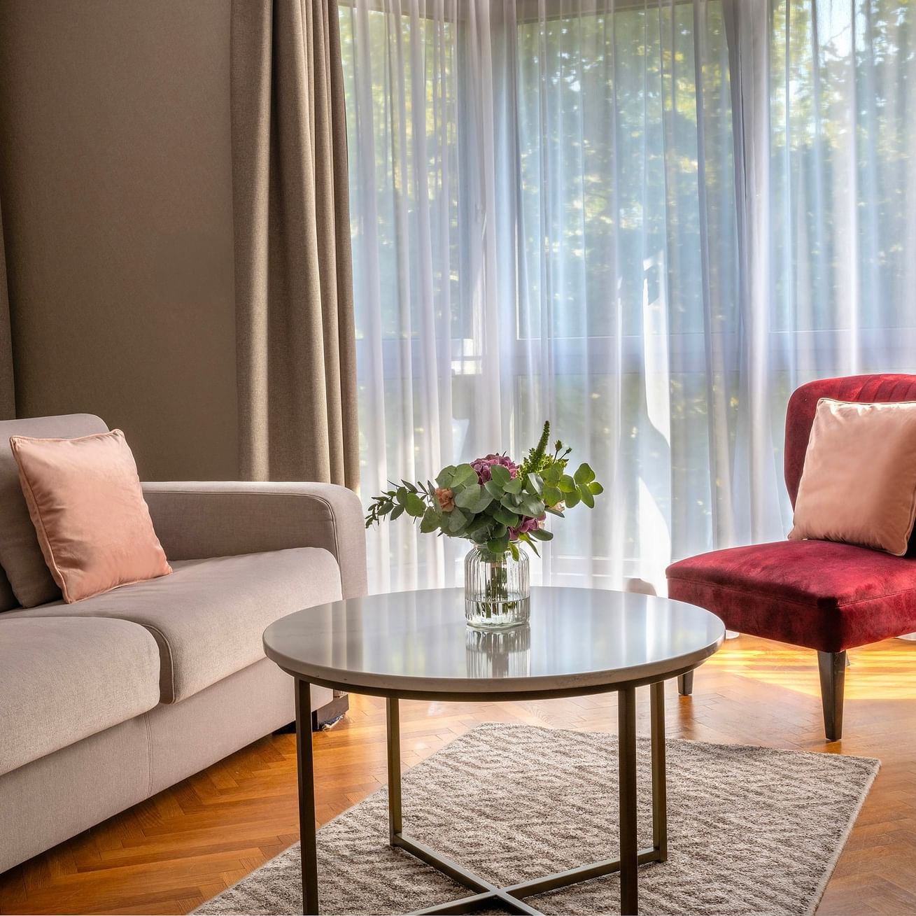 Salon confortable avec canapé, fauteuil et table au Warwick Reine Astrid.