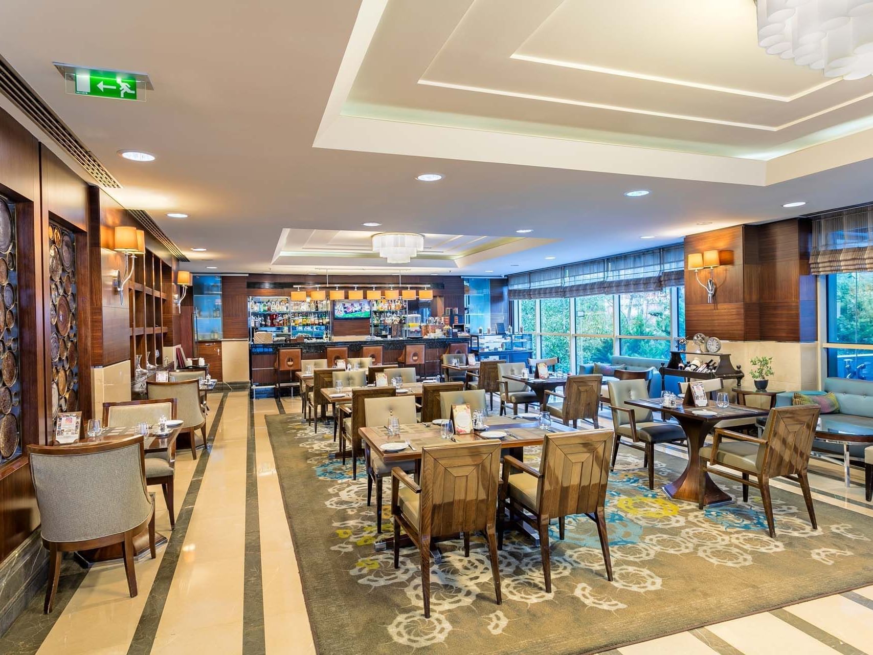 Titanic Port Bakırköy’deki Titanic Coffee, şık atmosferi ve dekoratif bar alanıyla seçkin bir restoran deneyimi sunar.