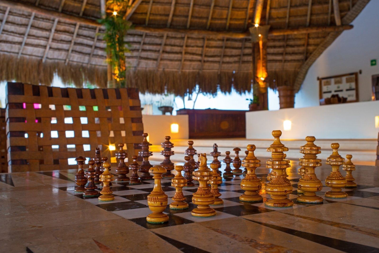 Vista del tablero de ajedrez en el pub The Explorean Kohunlich
