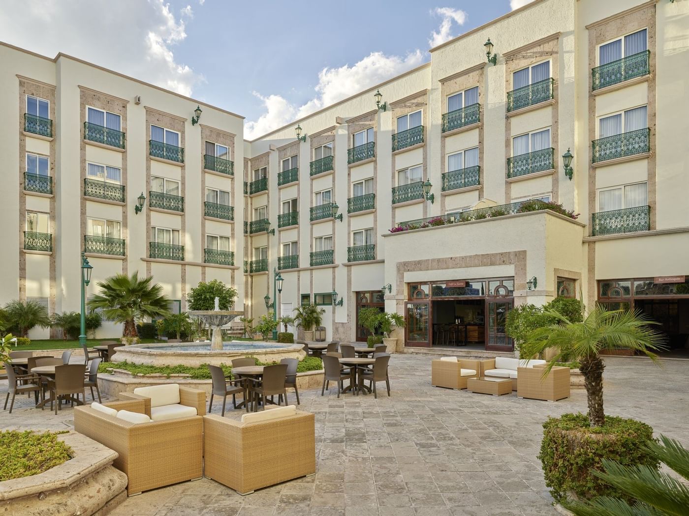 Outdoor Central Patio at Fiesta Americana Aguascalientes 