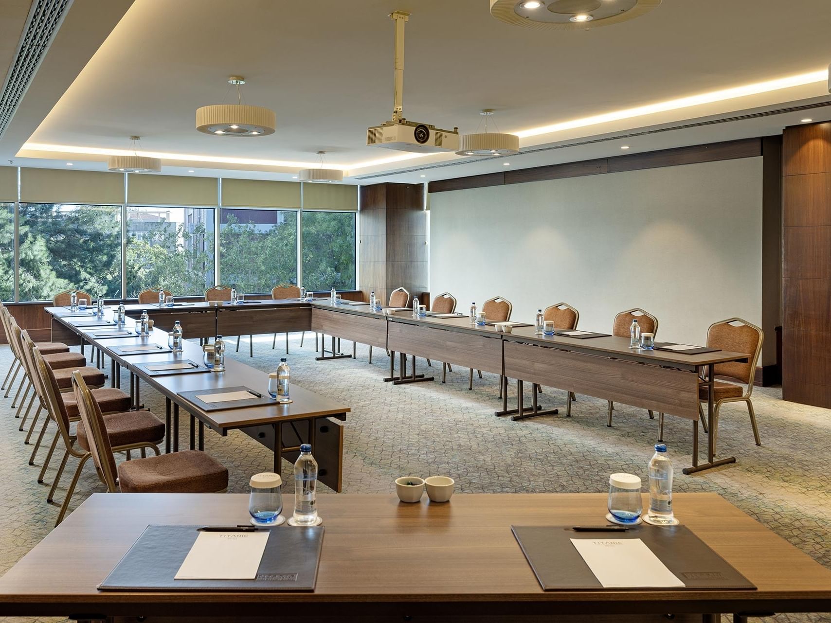 Pacific toplantı salonunda projeksiyonlu U şeklinde masa kurulumu Titanic Port Bakırköy’de.