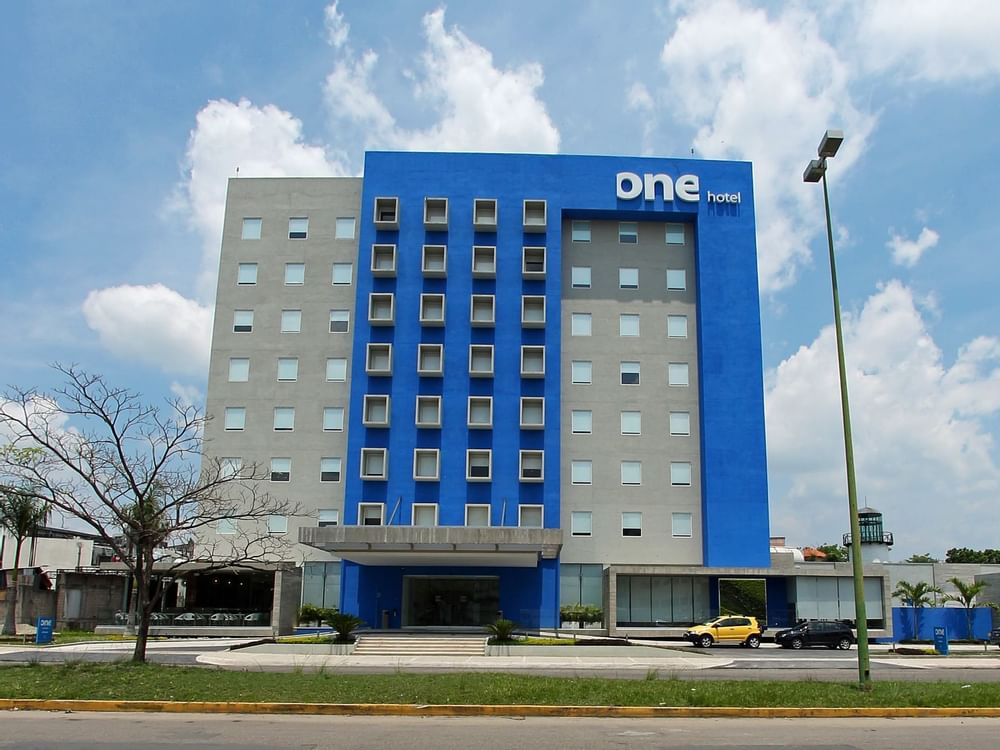 Vista exterior del hotel y parking de One Villahermosa.