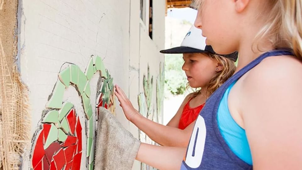Kids painting in urban roots near Legacy Vacation Resorts