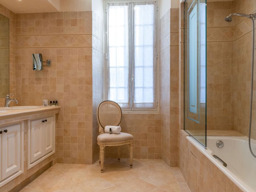 Bathroom bathtub & vanity at Hotel Golf Chateau de la Begude
