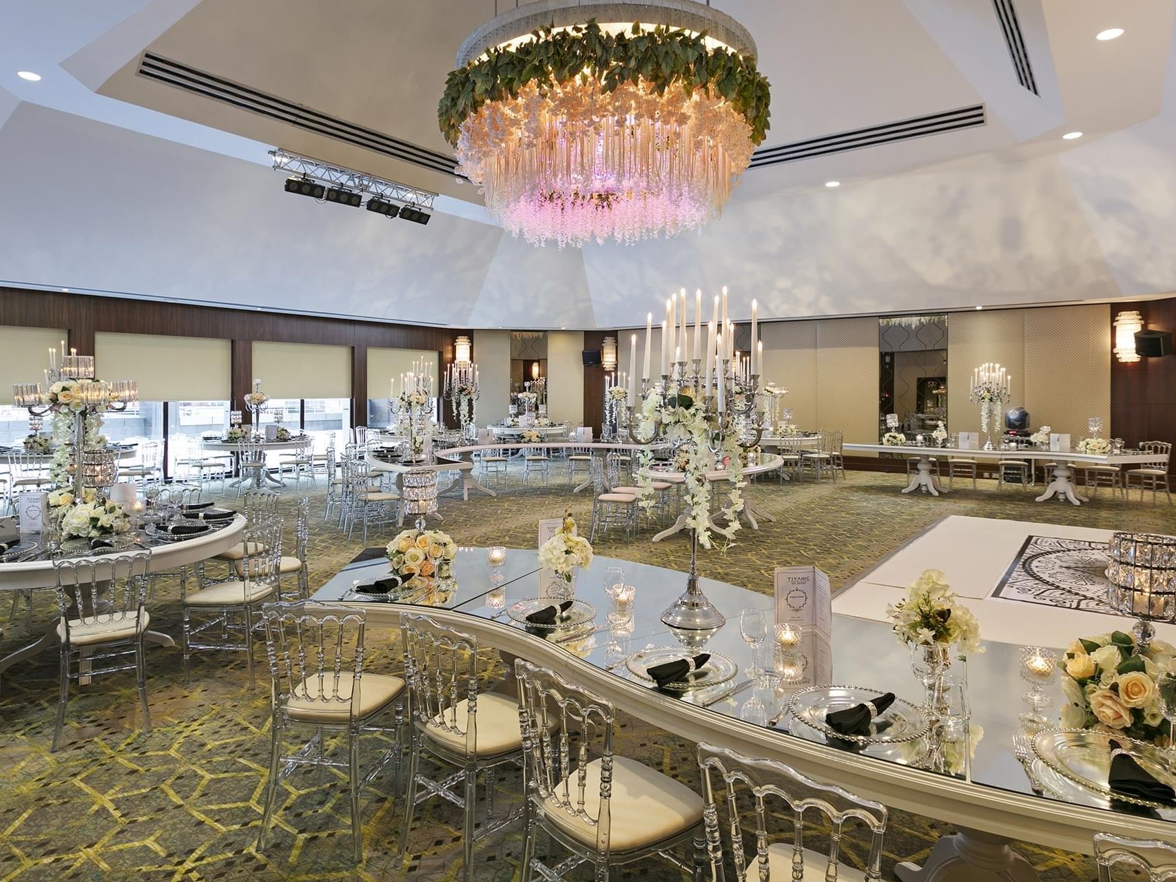 Adriatic salonunda şıklık ve zarafet bir arada: mumlarla süslenmiş masalar ve büyüleyici avizeyle Titanic Port Bakırköy’de davetlere özel bir dokunuş