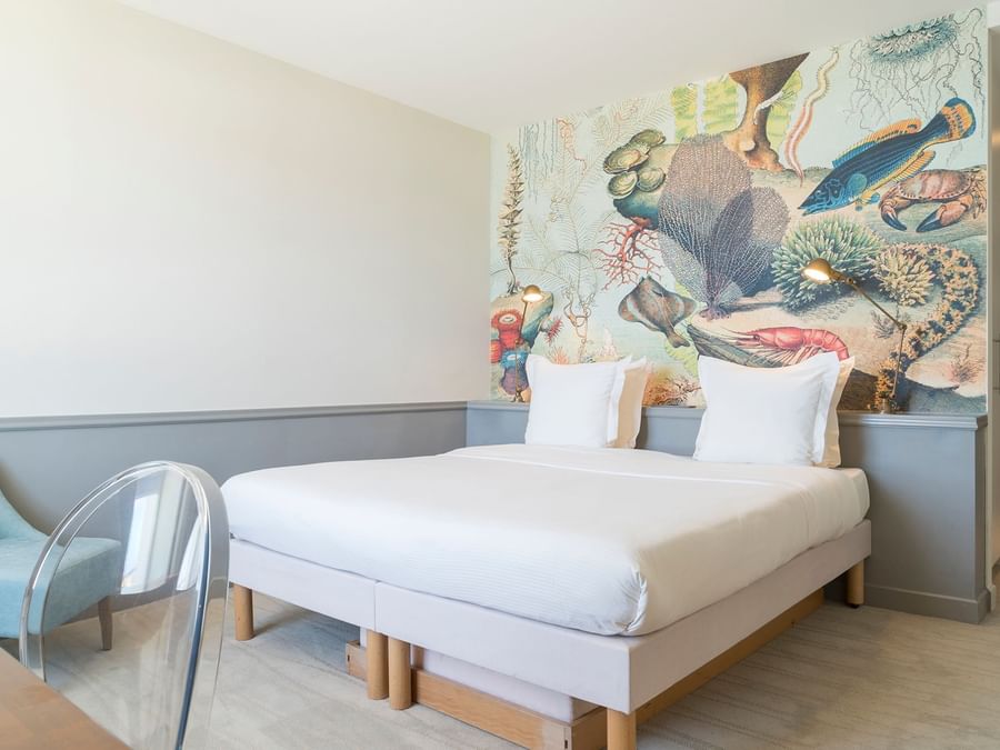 Queen bed in a Double bedroom at Hotel de la Mer