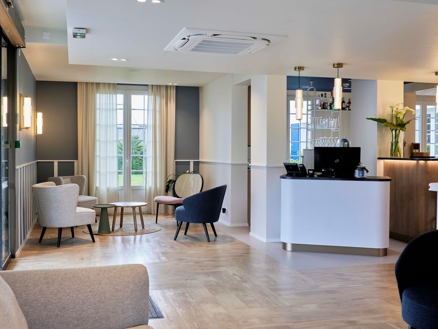 Bureau de réception élégant et moderne dans un hall d'hôtel.