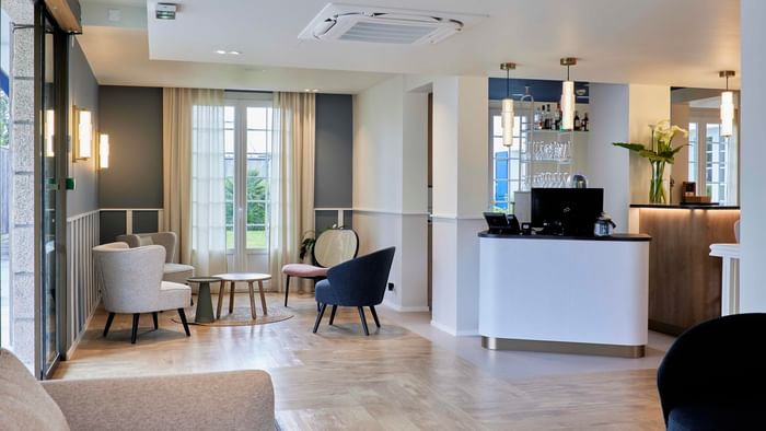 Bureau de réception élégant et moderne dans un hall d'hôtel.