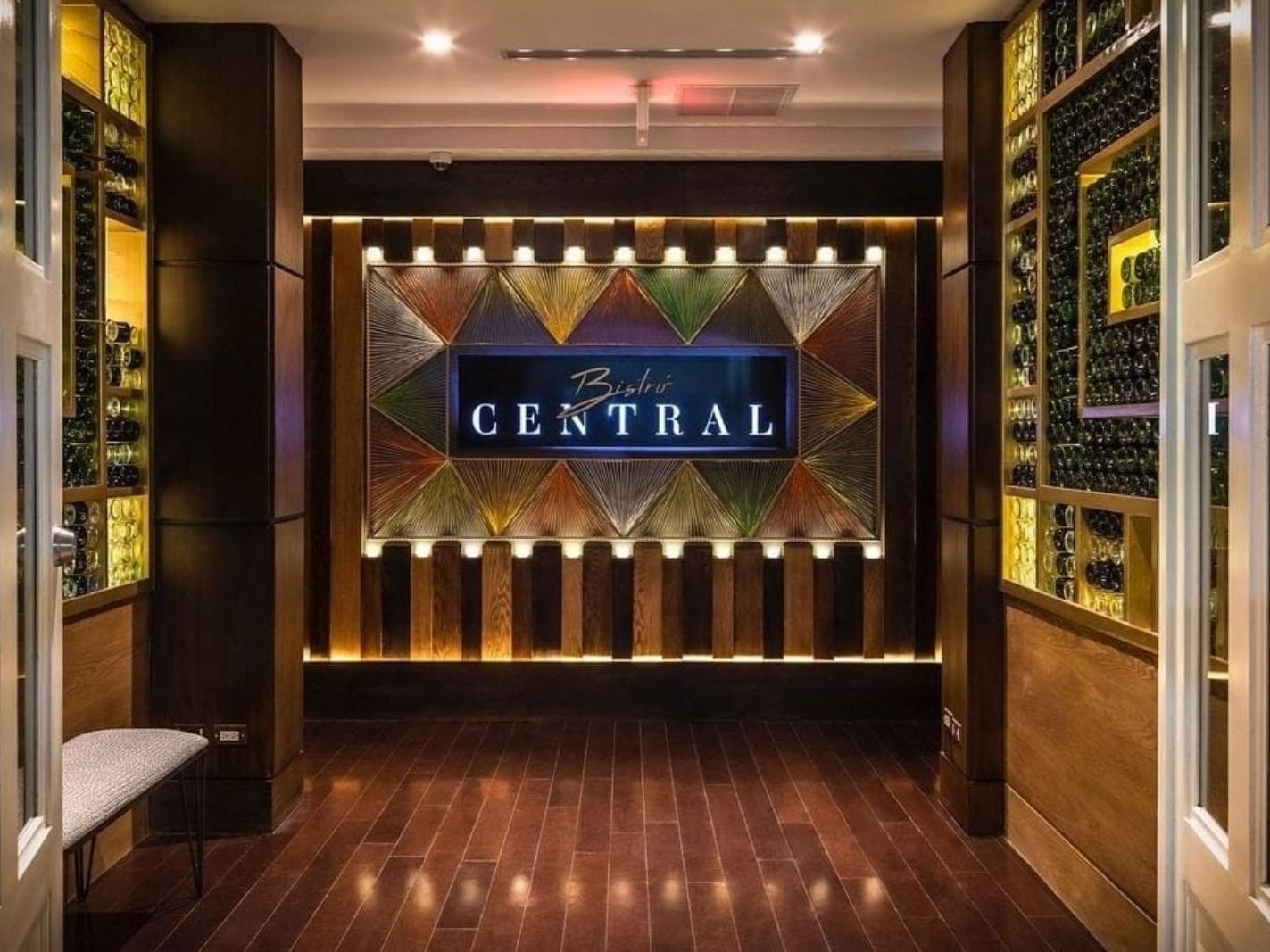 Entrada al Restaurante Bistró Central en el Central Hotel Panama Casco Viejo en Panamá.