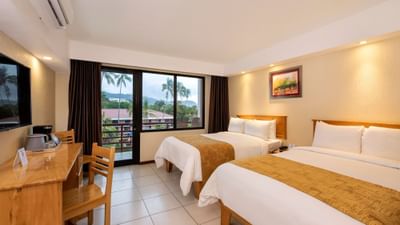 Habitación superior con vistas a la piscina, balcón y 2 camas dobles, escritorio de madera y vistas al balcón cerca del Best Western Jaco Beach