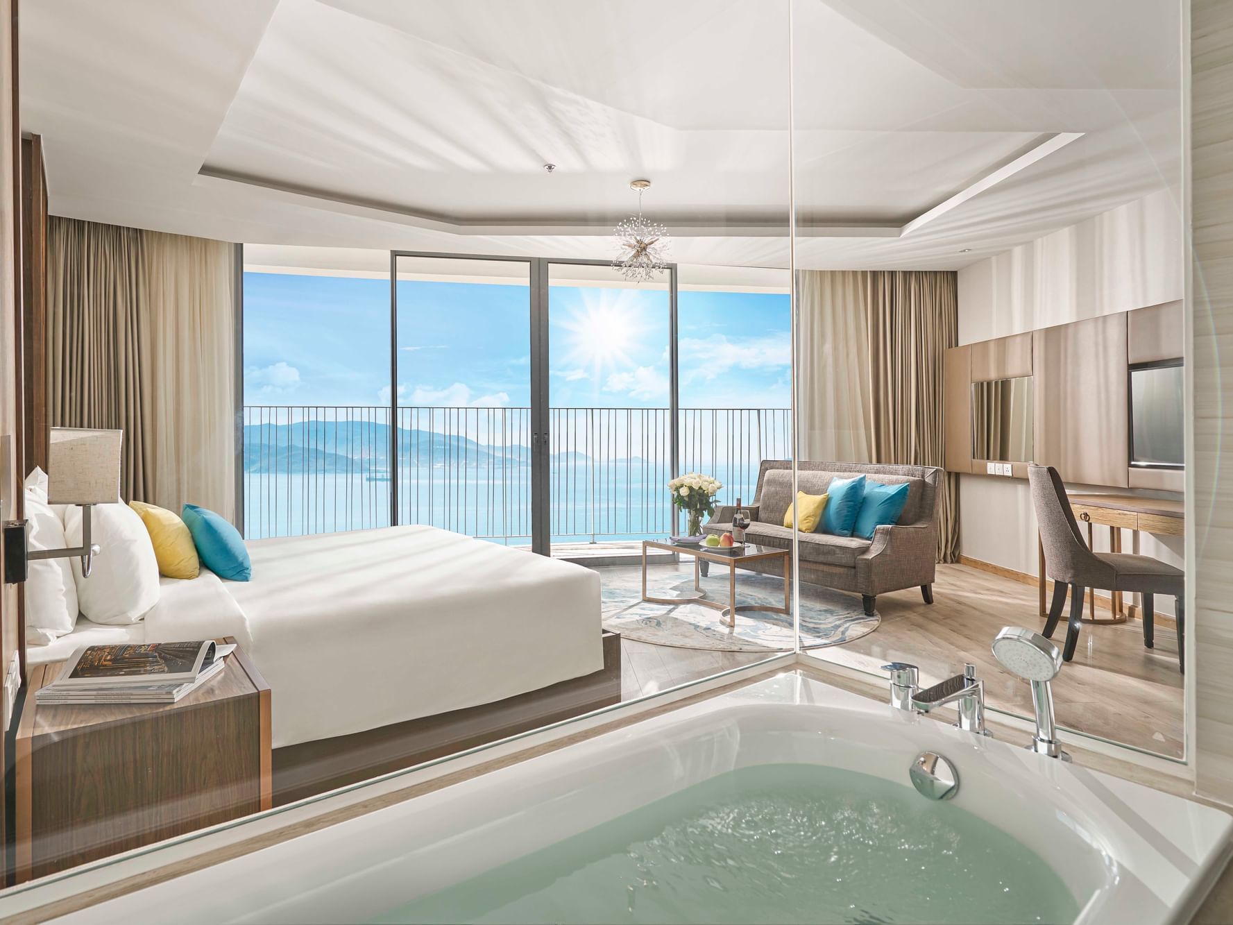 The bathtub & Executive Sky Ocean View Room at Eastin Hotel