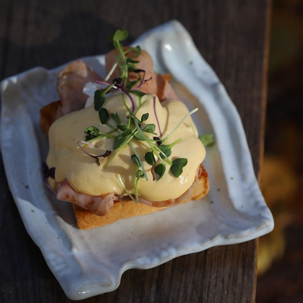 Piatto di pesce con salsa e erbe aromatiche per BRUNCH DI PASQUA.