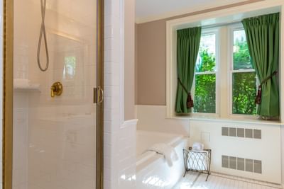 Bathtub in the bathroom at Castle Hotel and Spa