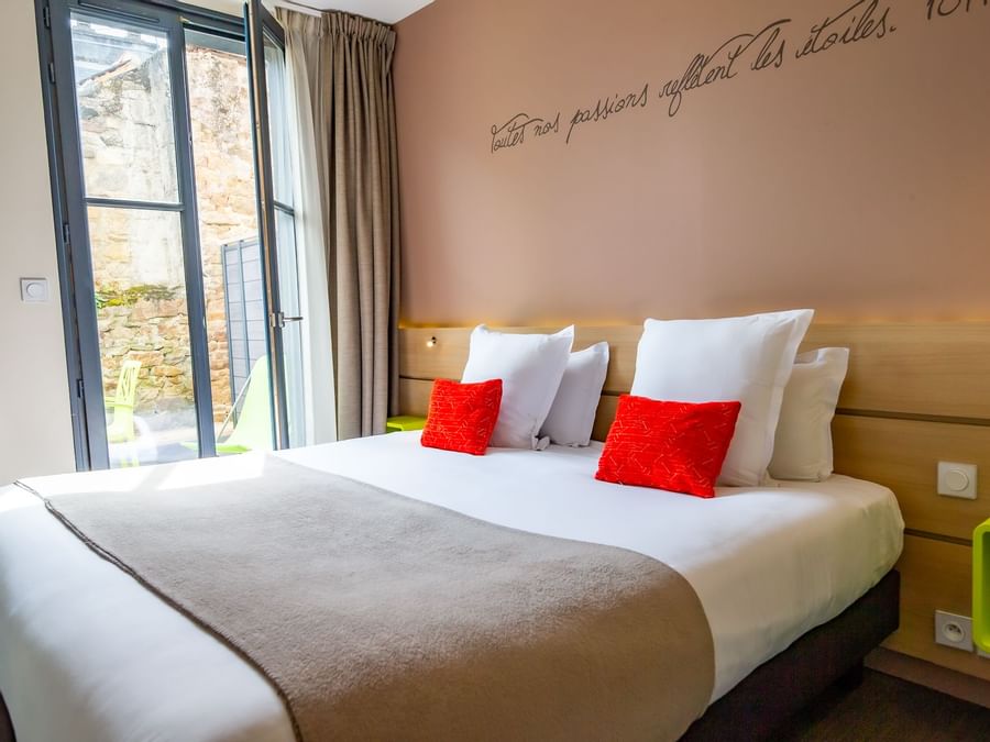 Double bedroom with open windows at Hotel du Chateau