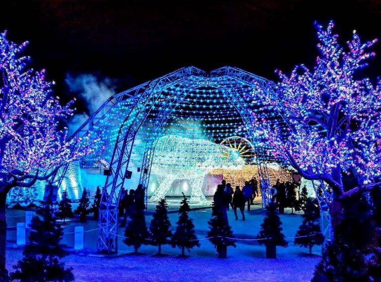 Décorations hivernales illuminant l'extérieur près de l'hôtel X Toronto