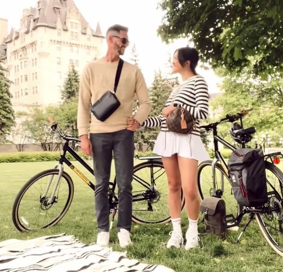 Couple enjoying a tour near ReStays Ottawa 