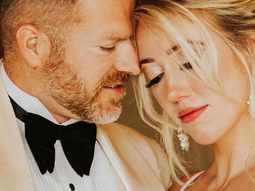 Close up portrait on a bride & groom at Gilman Hall Chattanooga