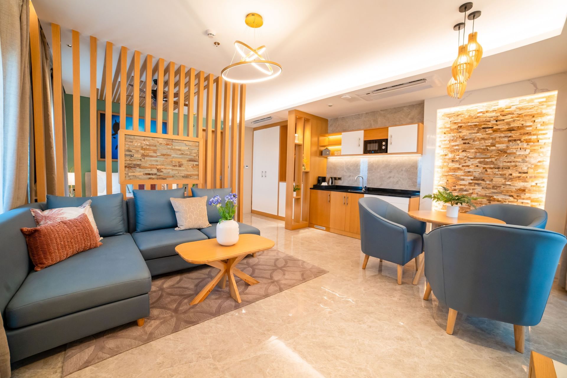 Interieur van een modern ingerichte woonkamer en keuken met tegelvloer bij Golden Rock Resort