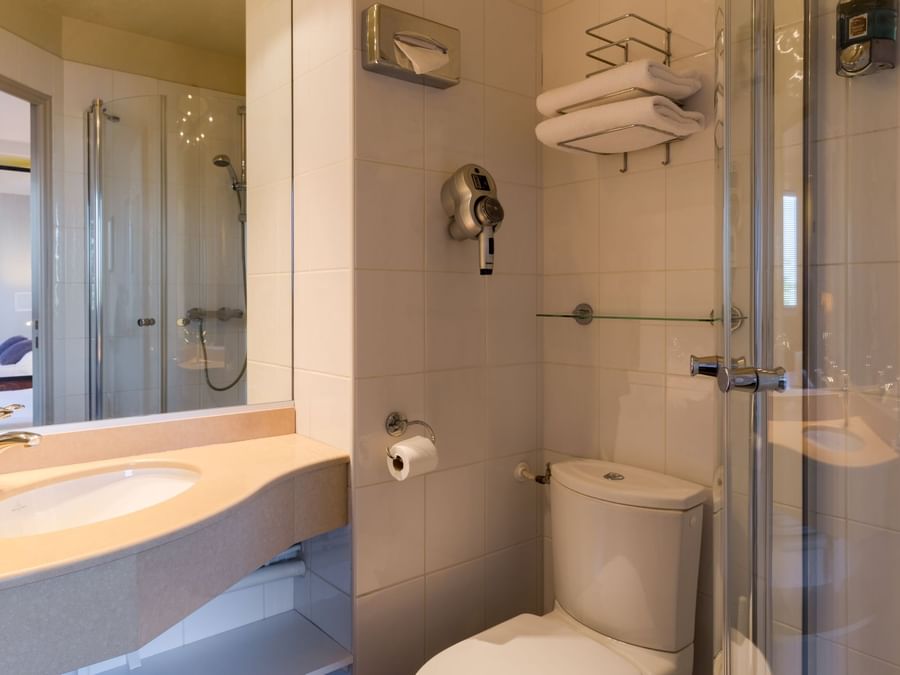 Bathroom vanity in bedrooms at Hotel Qualys Reims-Tinqueux