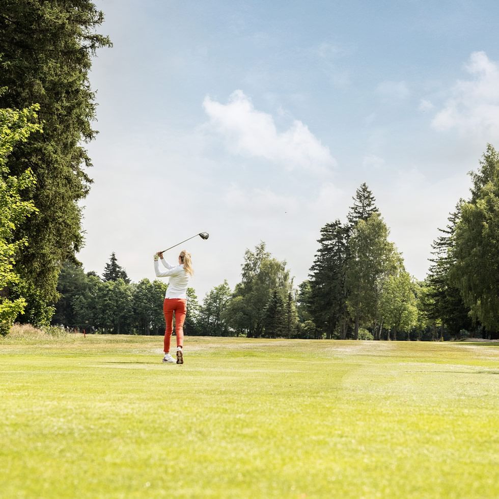 Person playing golf on a sunny day near Falkensteiner Balance Resort Stegersbach