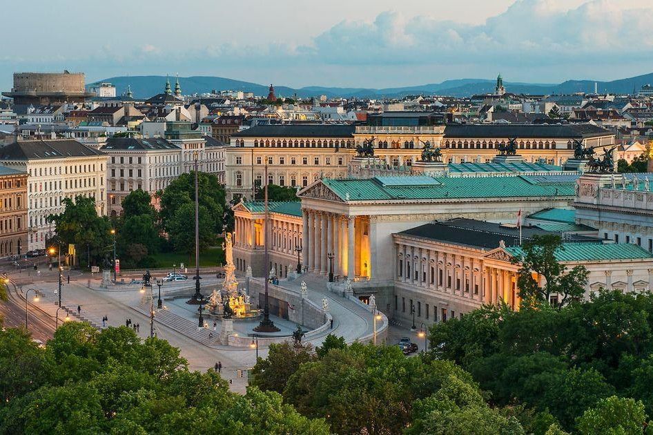 Österreichisches Parlament in Wien bei Abendlicht mit Blick über die Ringstraße und historische Gebäude