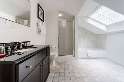 Bathtub & vanity in a guest room at Artmore Hotel