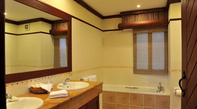 A Bathroom with a tub in suites at Hotel Kilaguni Serena
