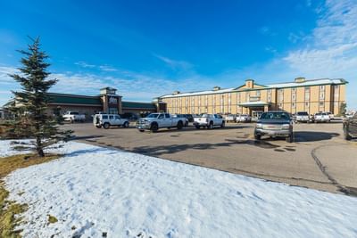 Exterior view of Service Plus Inns & Suites Grande Prairie with car park
