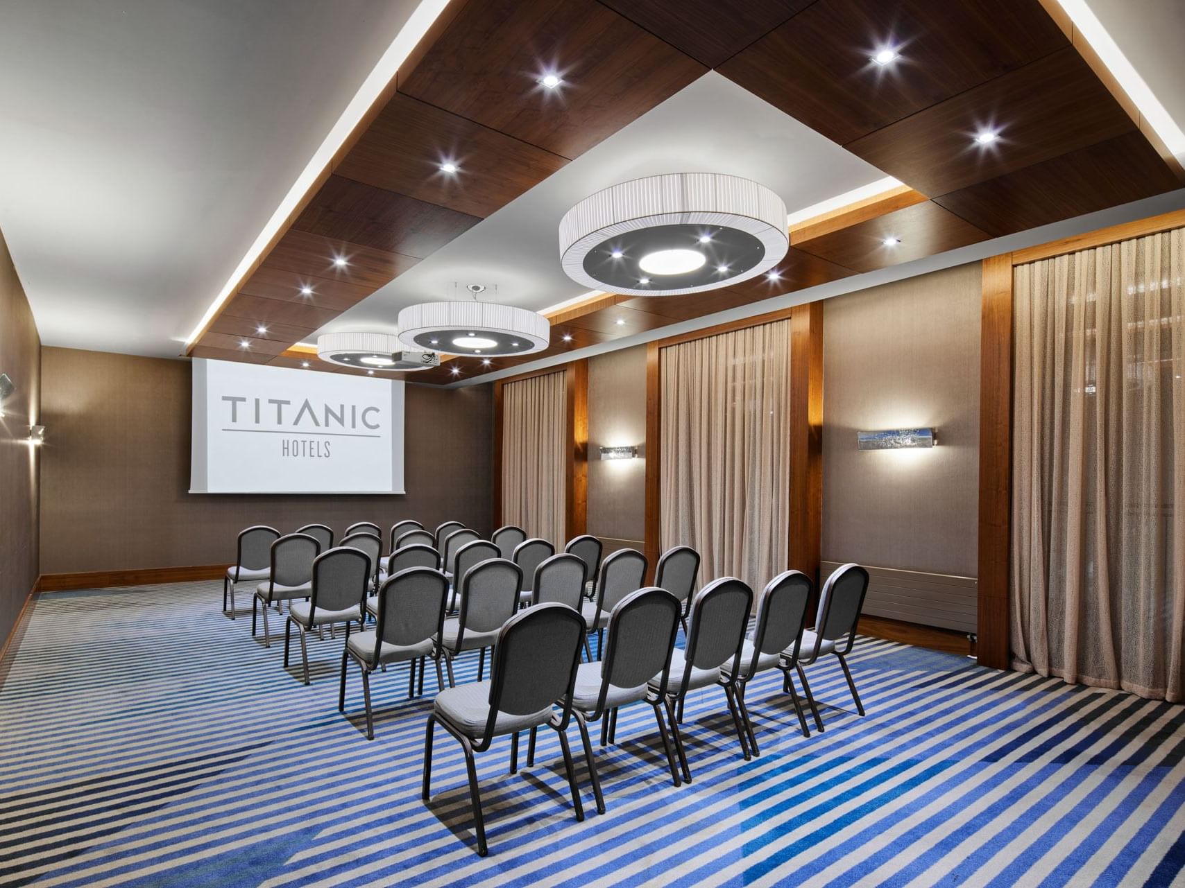 Digitale Anzeige in einem Konferenzraum in der Titanic Chaussee Berlin