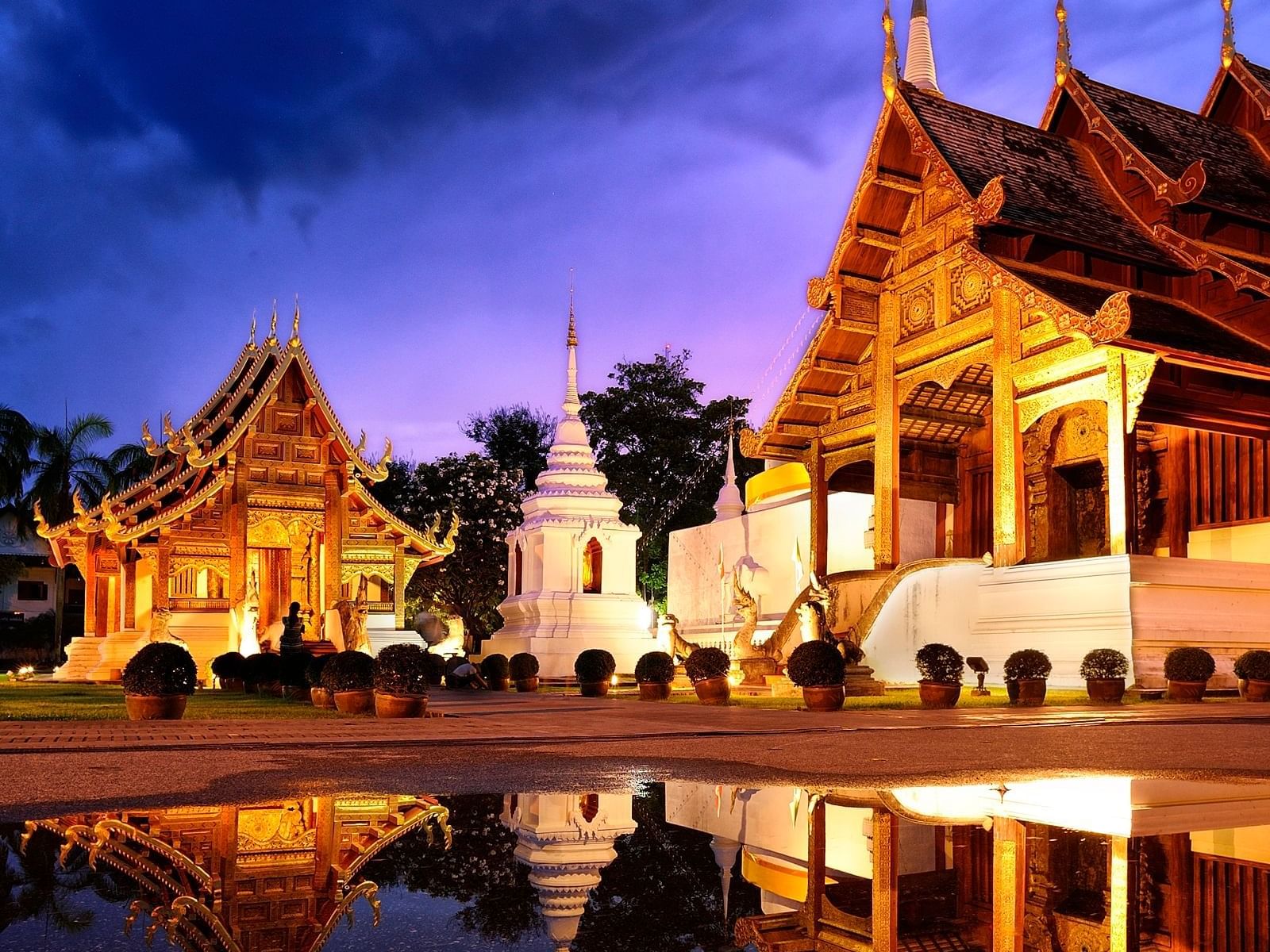 Wat Phra Sing temple near Eastin Hotels