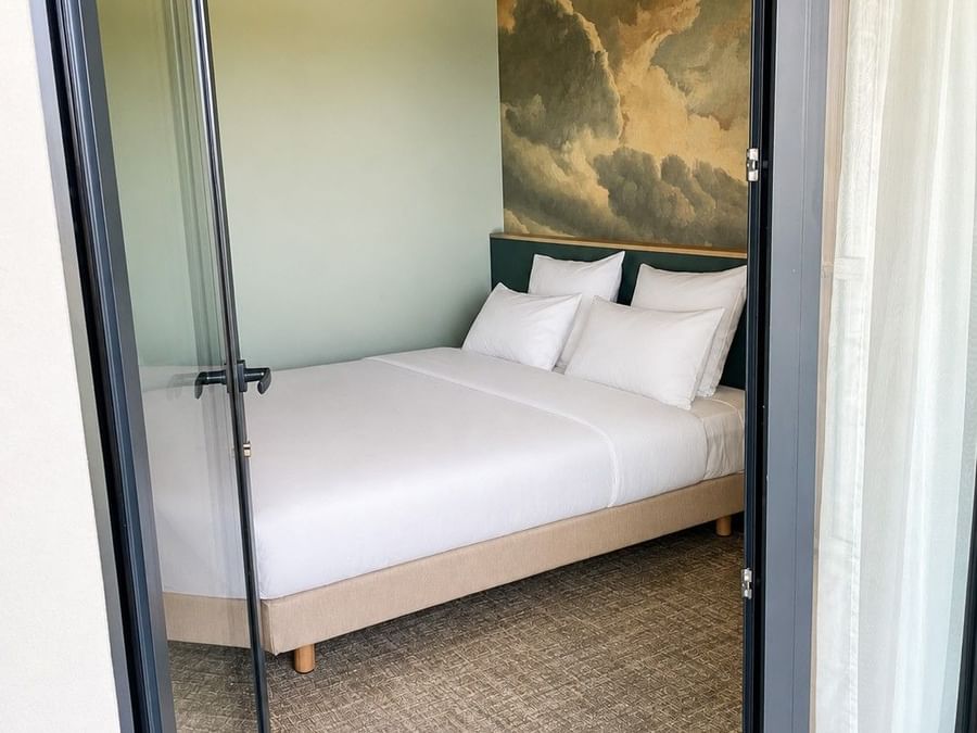 Chambre SUPERIEUR avec lit et ciel peint sur le mur au Osmo Hôtel Chantepie