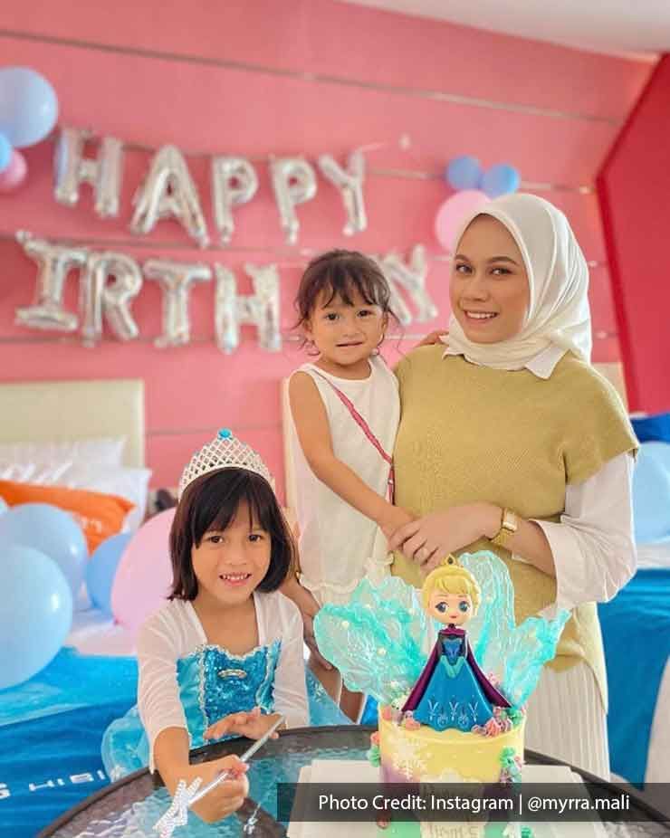 mom and daughter having frozen theme birthday in Lexis Hotel