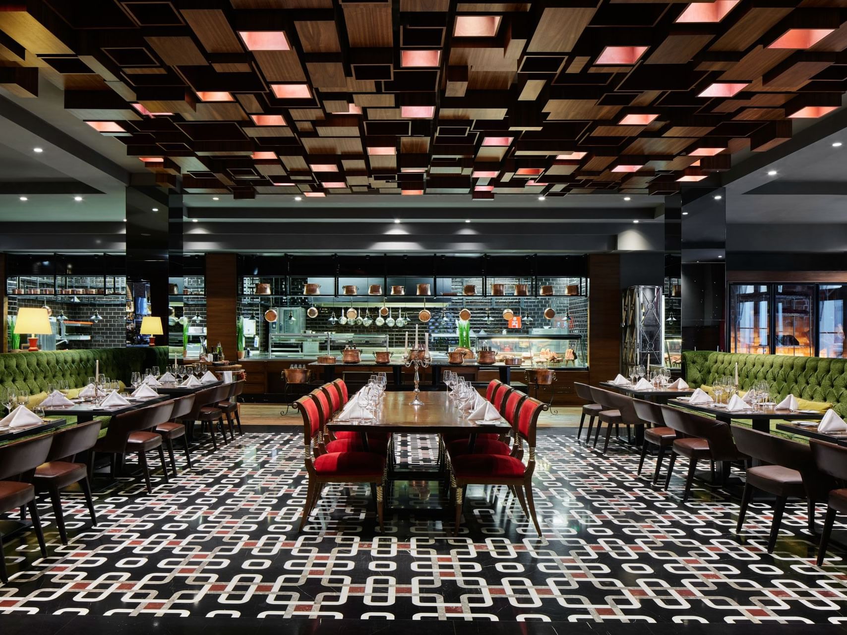 Essbereich mit Lederbank und gedeckten Tischen im Beef Grill Club by Hasir im Titanic Gendarmenmarkt Berlin