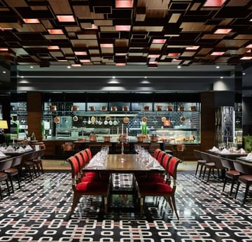 Theke mit Essbereich im Beef Grill Club von Hasir am Titanic Gendarmenmarkt Berlin