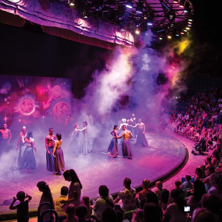 Titanic Deluxe Lara sahnesinde performans sergileyen grup, otelin canlı eğlence atmosferini misafirlere unutulmaz anlarla sunuyor.