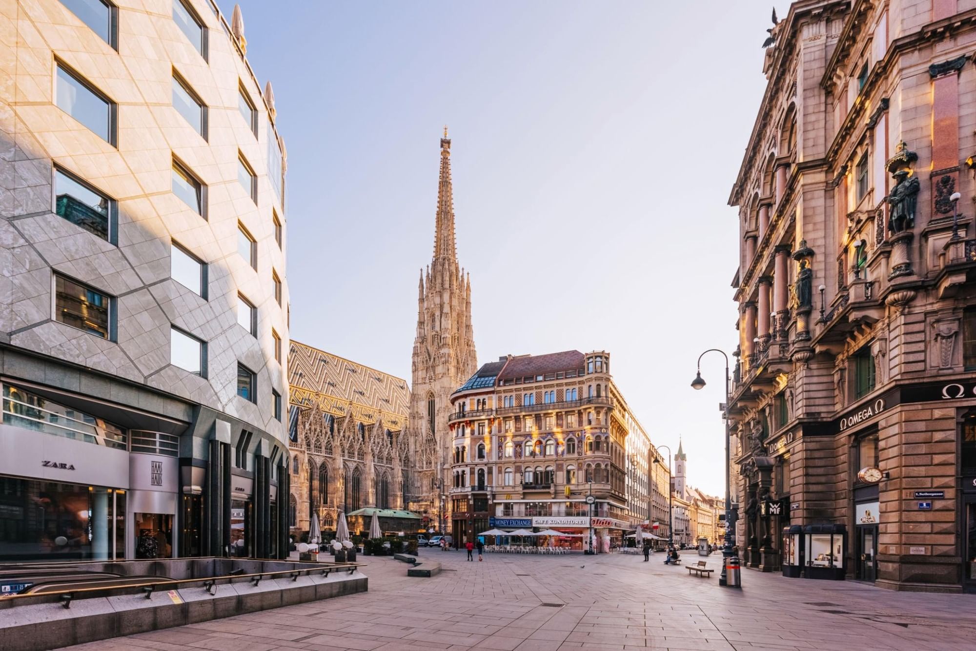 Stephansplatz in Wien mit Blick auf den Stephansdom, umgeben von historischen Gebäuden und modernen Geschäften im Stadtzentrum.