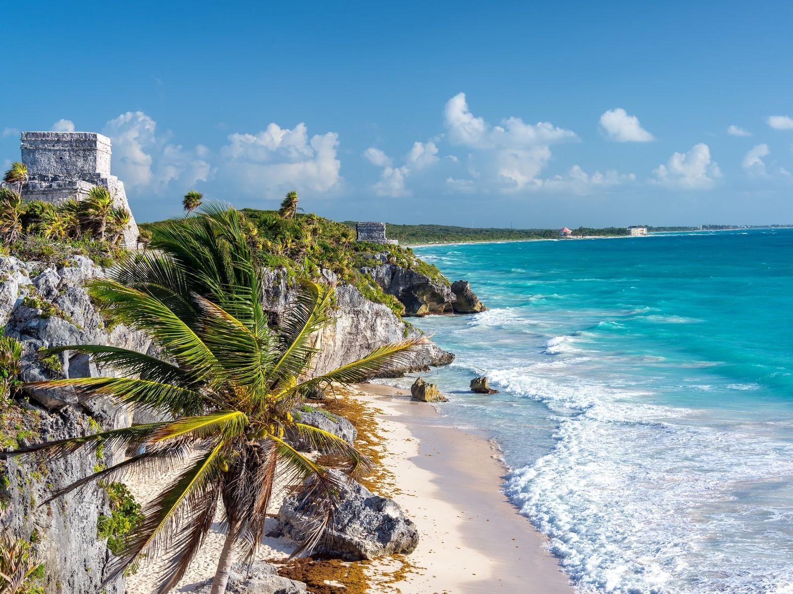 Playa de Tulum con cielo azul cerca de la Colección Curamoria