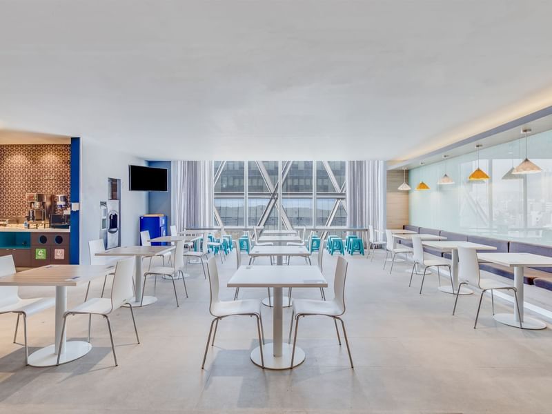 Mesas de comedor en la sala de desayunos de One Hotels