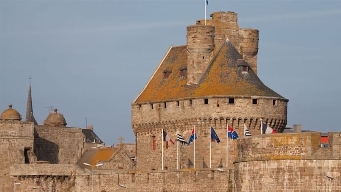 Vue extérieure du Château de Champs-Vauvert Cavalier près des Hôtels Oceania