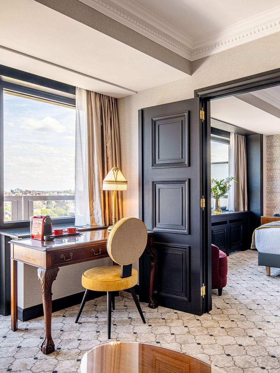 Ingerichte Warwick Suite met uitzicht op de stad bij Hotel Barsey by Warwick in Brussel.