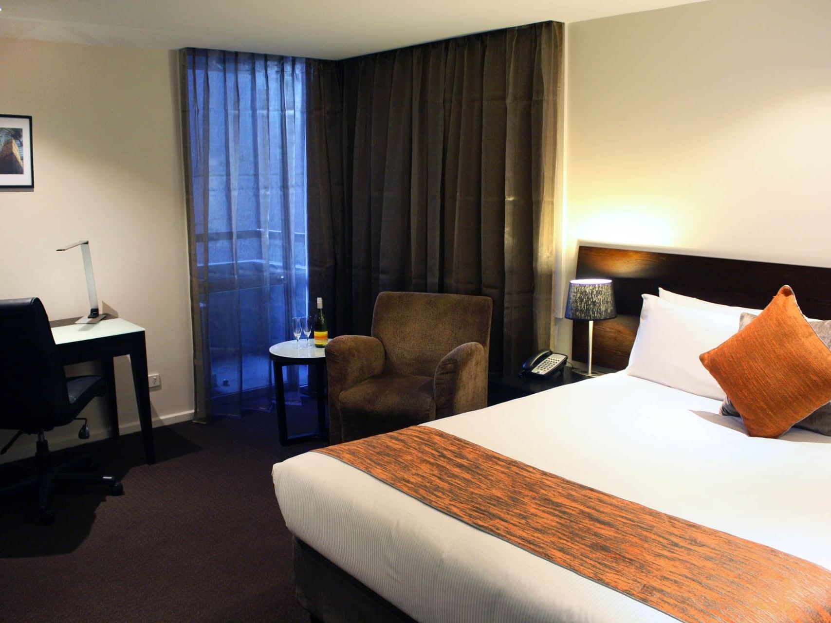 Superior Queen Room with a cozy bed and a working desk at Hotel Grand Chancellor Melbourne