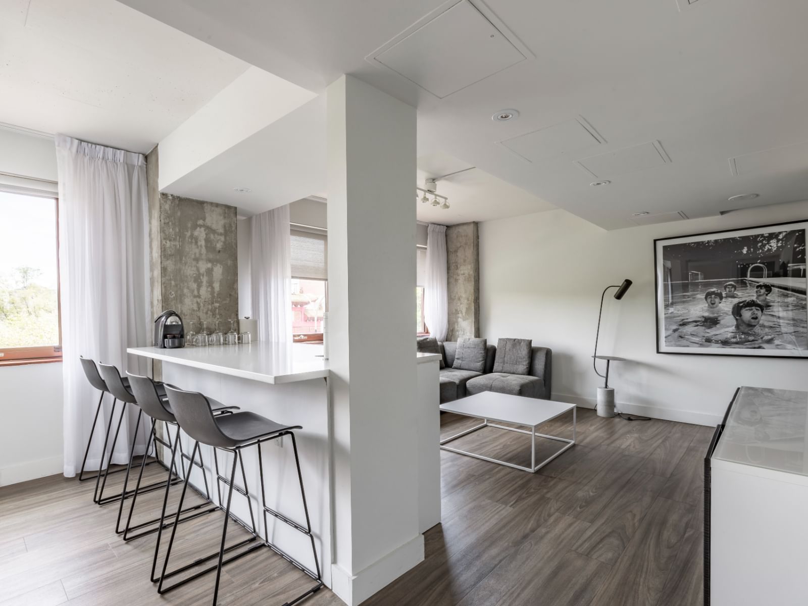 Lounge area with pantry in Executive Suite at Hotel Zero1