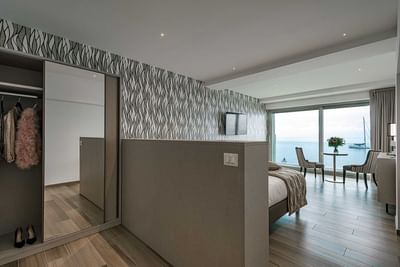 Splendens Room with a wardrobe & a TV at Sublimis Boutique Hotel Camogli