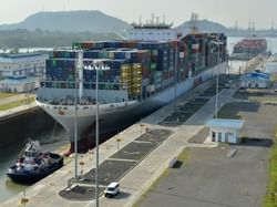 una pequeña embarcación que arrastra a un gran barco en un puerto