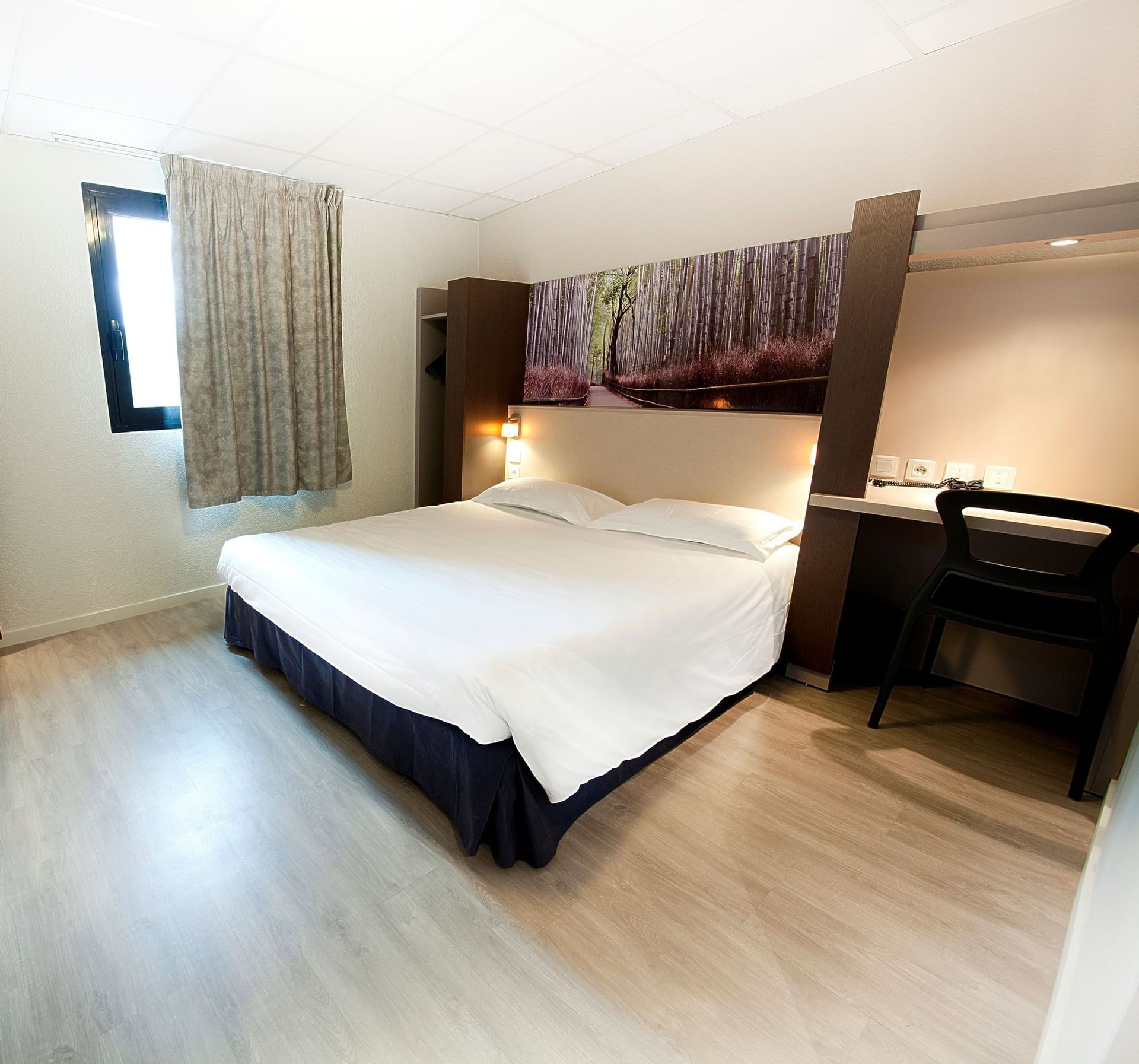 Single Room Bed and Working Table at Hotel Clermont-Ferrand Sud 